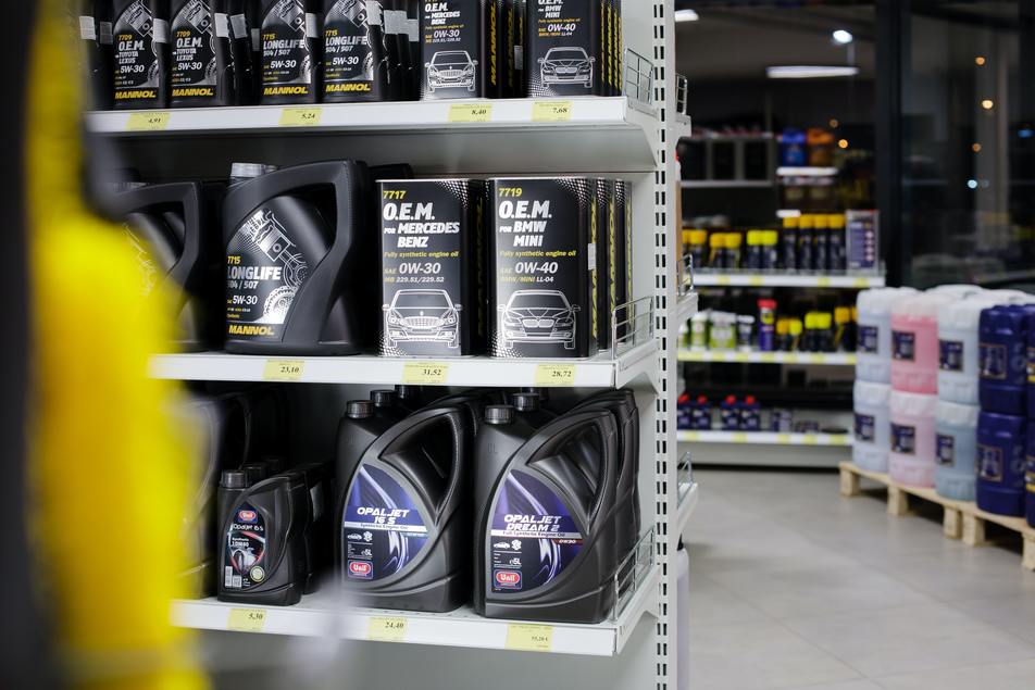 types of motor oil at auto store