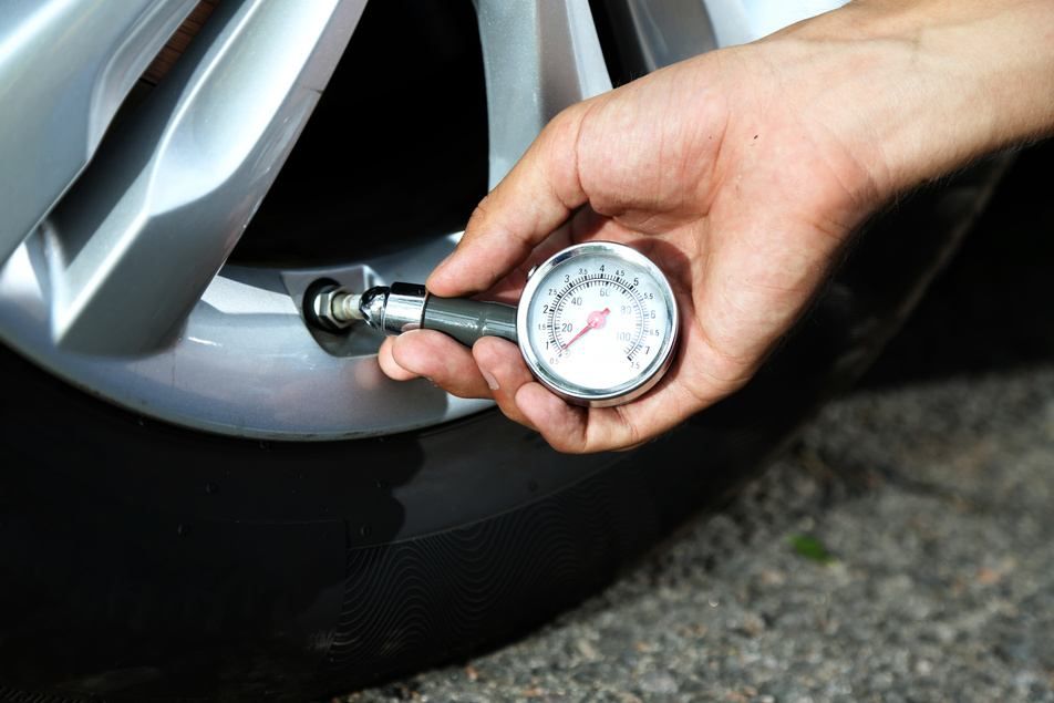 measuring tire pressure with tire pressure gauge